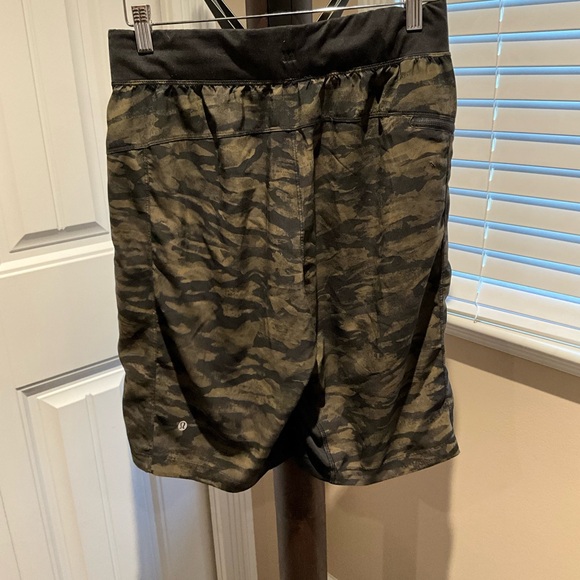 Men’s Lululemon T.H.E. Camo Shorts - Picture 2 of 4